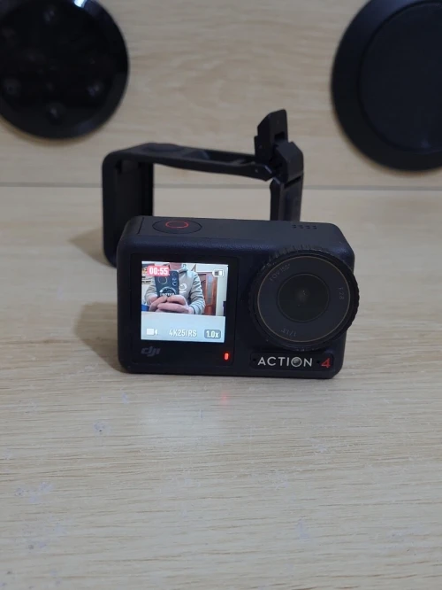 DJI Osmo Action 4 - Caméra d'Action étanche 4K/120 FPS Images saisissantes en Basse lumière 1770mAh