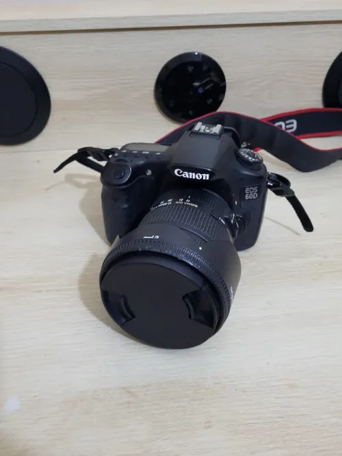 Canon EOS 60D Appareil photo Reflex 18 Mpix CMOS APS-C + Sigma EX 17-50mm - f/2.8 DC OS HSM 