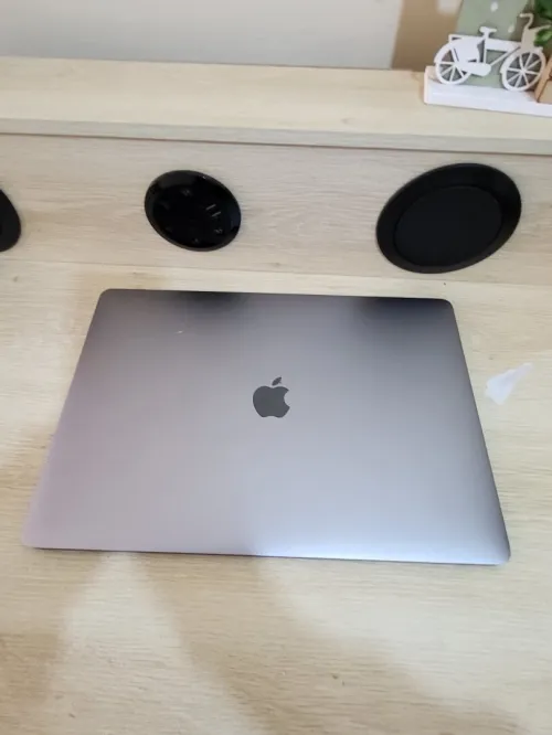 MacBook Pro 16" 2019 | CORE i7 | 16GB RAM | AMD RADEON PRO 555X 4GB | 256GB SSD | GAMME Workstation