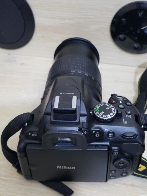 Nikon D5200 Appareil photo numérique Réflex 24,2 Mpix + Objectif AF-S DX 18-105mm f/ ED VR