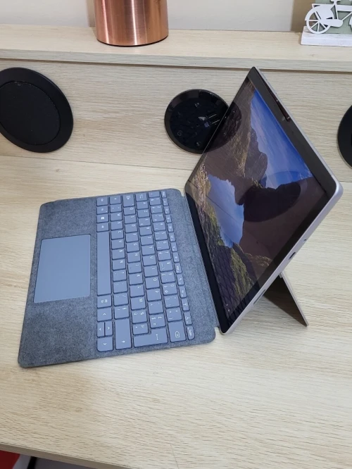 Microsoft Surface GO 2 TACTILE | CORE M3-8100Y 1.61GHz | 8GB RAM | 256GB SSD | LTE 4G | Poids : 544g