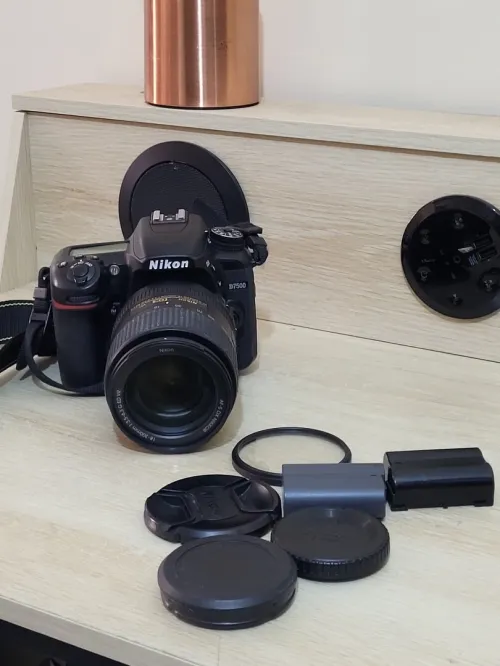 Nikon D7500 DSLR Reflex APS-C DX 20.9 Mégapixels Vidéo 4K UHD + AF-S DX 18-300 mm f/3.5-6.3 G ED VR
