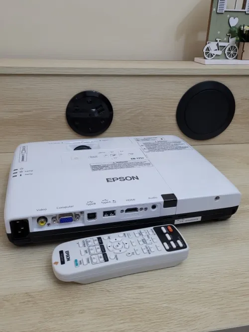 EPSON EB1751 PROJECTEUR 3LCD - PORTABLE - 2600 LUMENS - XGA (1024 x 768) - 4:3 + 2 TÉLÉCOMMANDES
