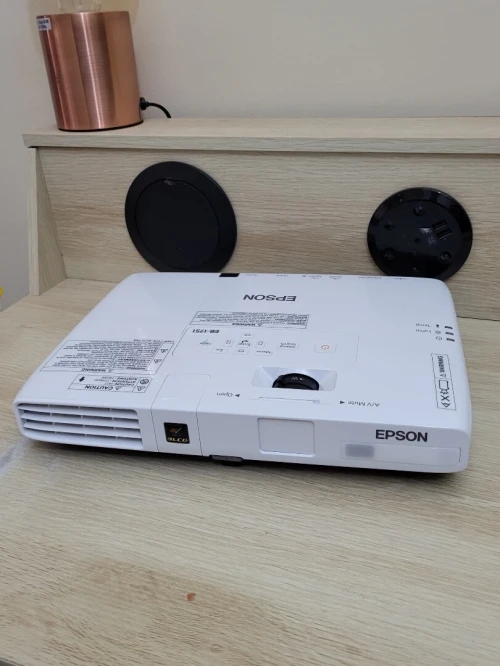 EPSON EB1751 PROJECTEUR 3LCD - PORTABLE - 2600 LUMENS - XGA (1024 x 768) - 4:3 + 2 TÉLÉCOMMANDES