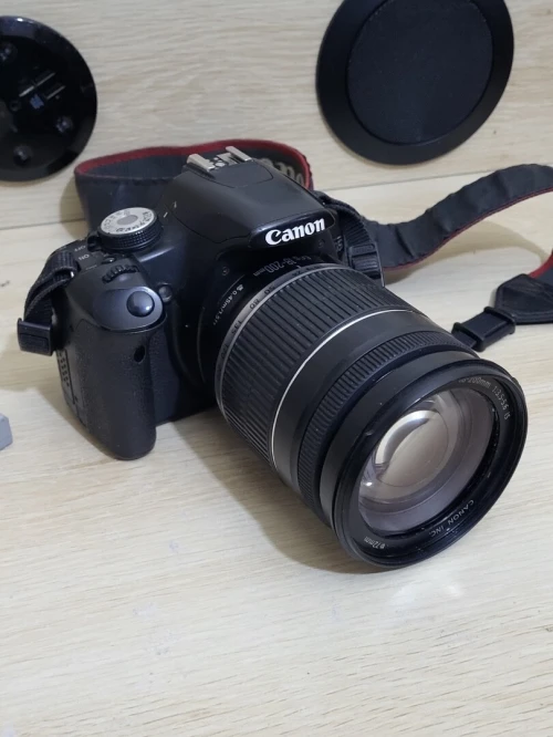 Canon EOS 500D Appareil photo numérique Reflex 15.1 Mpix + Objectif Canon EF-S 18-200 mm f/3,5-5,6 IS APS-C