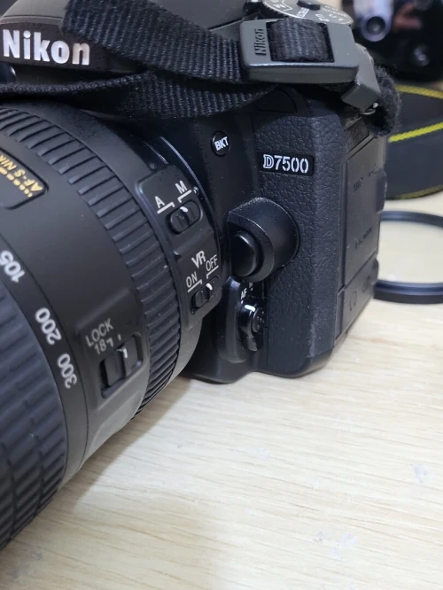 Nikon D7500 DSLR Reflex APS-C DX 20.9 Mégapixels Vidéo 4K UHD + AF-S DX 18-300 mm f/3.5-6.3 G ED VR