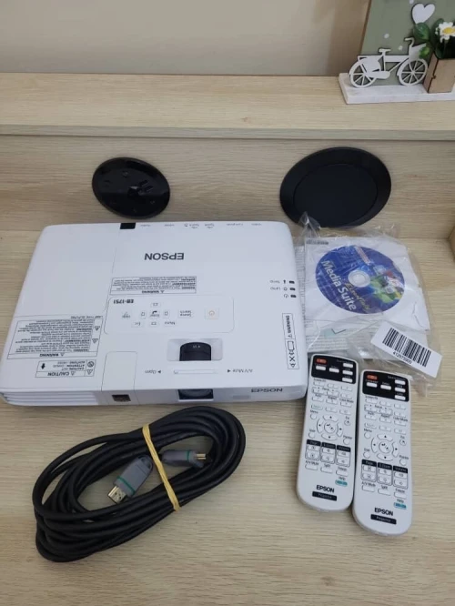 EPSON EB1751 PROJECTEUR 3LCD - PORTABLE - 2600 LUMENS - XGA (1024 x 768) - 4:3 + 2 TÉLÉCOMMANDES