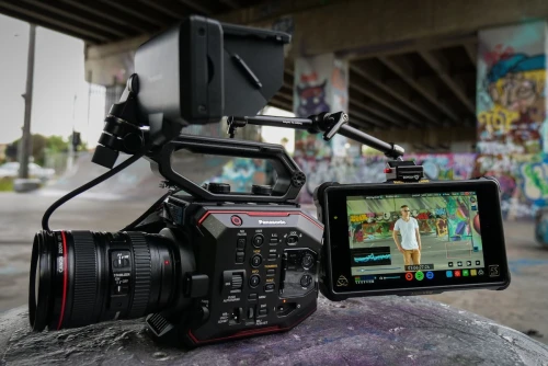 CAMERA PROFESSIONNELLE PANASONIC EVA1 CAPTEUR SUPER 35mm 5.7K 5720 x 3016 VIDEO 4K DE QUALITE CINEMA