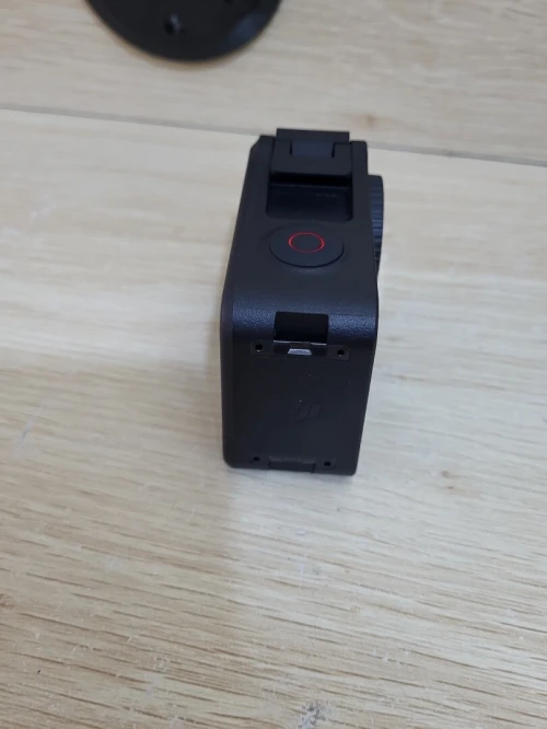 DJI Osmo Action 4 - Caméra d'Action étanche 4K/120 FPS Images saisissantes en Basse lumière 1770mAh