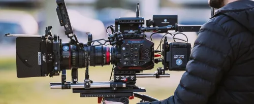 CAMERA PROFESSIONNELLE PANASONIC EVA1 CAPTEUR SUPER 35mm 5.7K 5720 X 3016 VIDEO 4K DE QUALITE CINEMA