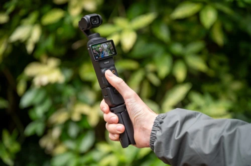 DJI Osmo Pocket 3 Créateur Combo Bundle, camera vlog CMOS 1'' et Vidéo 4K/120 ips, digital et petite, Stabilisation à 3 axes, Suivi Facial/Objet, MAP rapide, avec Micro pour un Son net