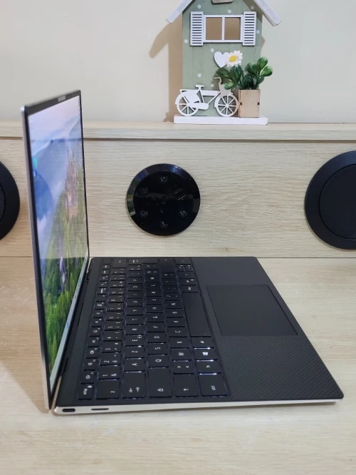 DELL XPS 9300 | CORE i7-1065G7 | 16GB RAM | 512GB NVMe SSD | INTEL IRIS XE GRAPHICS
