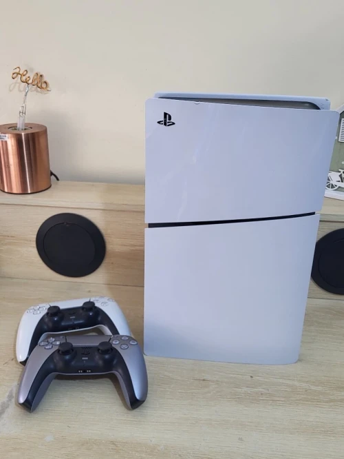 Sony Console PlayStation 5 Slim - UHD 8K - 1TB + 2 MANETTES - Édition Digital (VERSION SANS DISC DVD) (Modèle Slim) CFI-2016