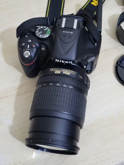 Nikon D5200 Appareil photo numérique Réflex 24,2 Mpix + Objectif AF-S DX 18-105mm f/ ED VR