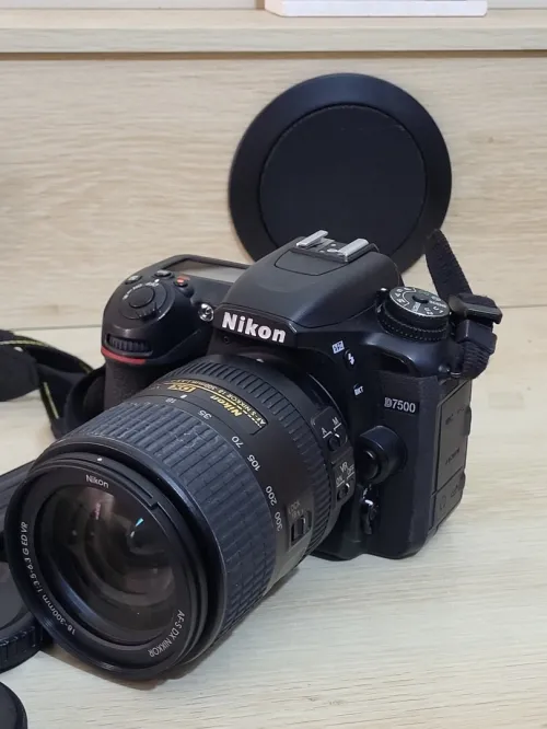 Nikon D7500 DSLR Reflex APS-C DX 20.9 Mégapixels Vidéo 4K UHD + AF-S DX 18-300 mm f/3.5-6.3 G ED VR