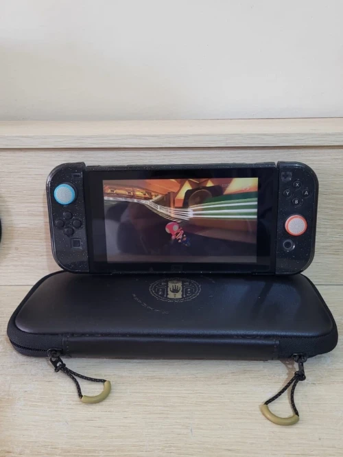 Nintendo Switch + 1 JEUX + PROTECTION TRANSPARENTE + POCHETTE