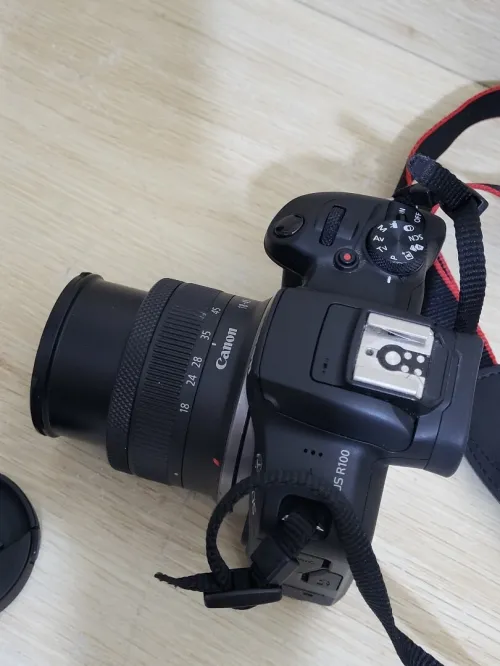 Canon EOS R100 hybride APS-C 24.1 MP - Vidéo 4K 30p - AF CMOS Dual Pixel - Viseur OLED - Wi-Fi/Bluetooth + Objectif stabilisé RF-S 18-45mm f/4.5-6.3 IS STM