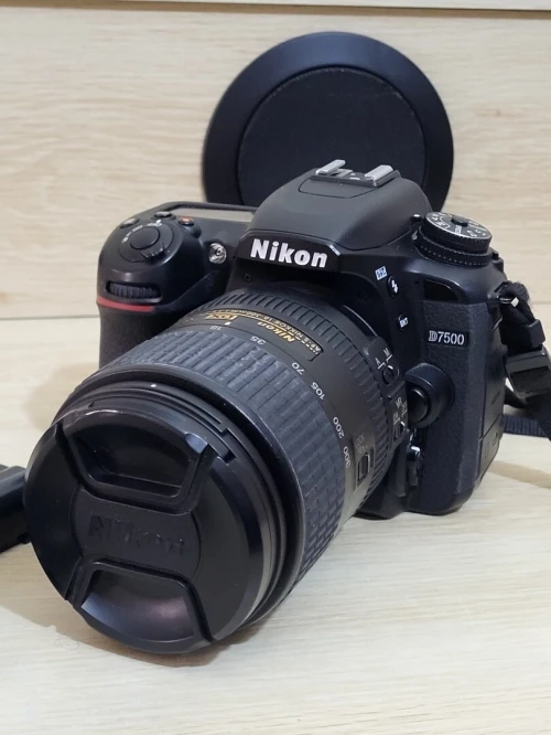Nikon D7500 DSLR Reflex APS-C DX 20.9 Mégapixels Vidéo 4K UHD + AF-S DX 18-300 mm f/3.5-6.3 G ED VR