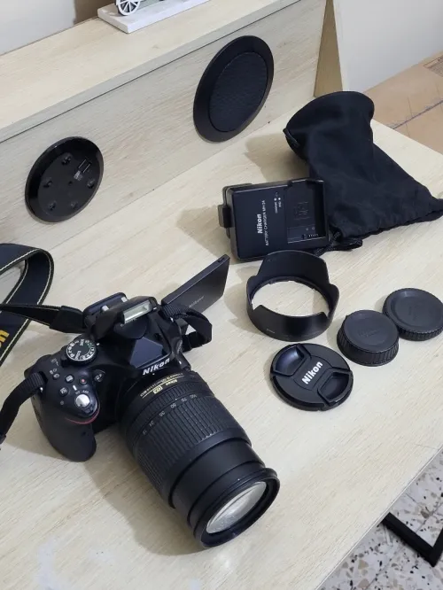 Nikon D5200 Appareil photo numérique Réflex 24,2 Mpix + Objectif AF-S DX 18-105mm f/ ED VR