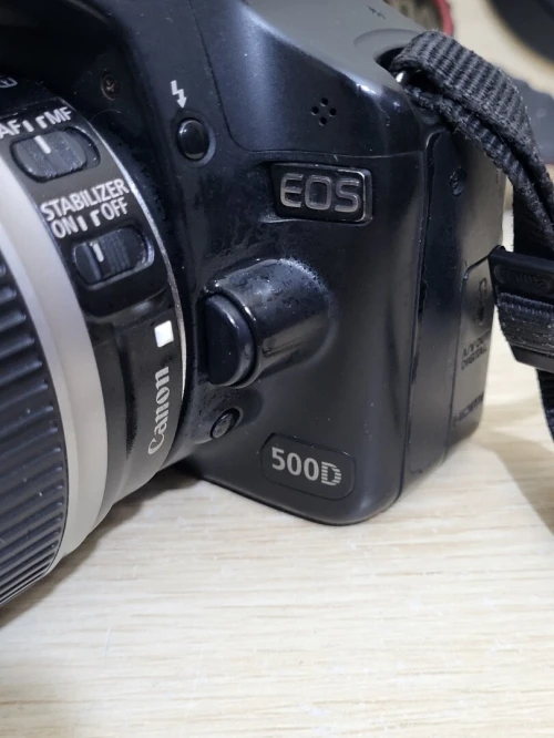 Canon EOS 500D Appareil photo numérique Reflex 15.1 Mpix + Objectif Canon EF-S 18-200 mm f/3,5-5,6 IS APS-C