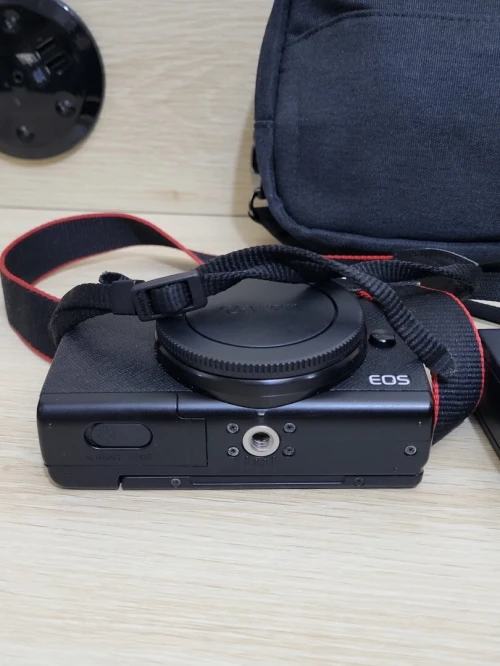Canon EOS M 200 hybride Vidéo 4K/UHD 30p capteur APS-C de 24Mpx + EF-M 15-45mm f/3,5-6,3 IS STM