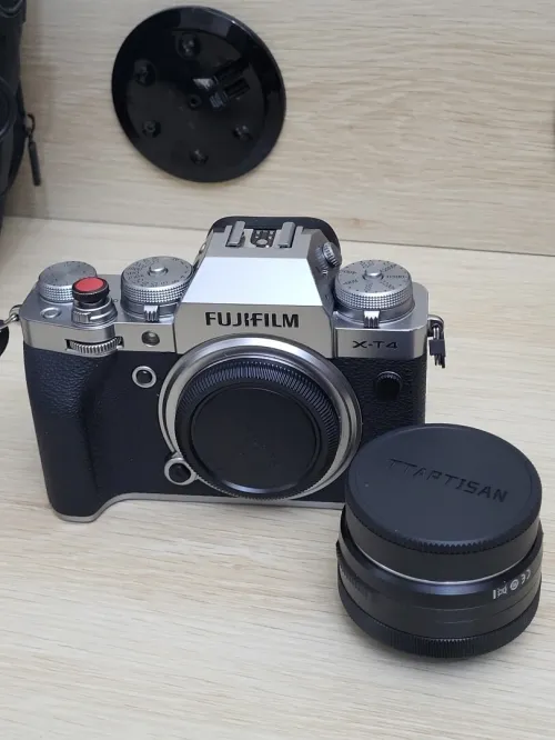 Fujifilm X-T4 sans miroir | 26Mpx | APS-C | 4K/UHD 60 pi/s | + OBLECTIF  TTARTISAN 27mm f/2.8 X AF