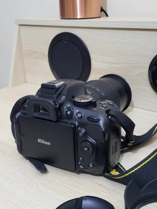 Nikon D5200 Appareil photo numérique Réflex 24,2 Mpix + Objectif AF-S DX 18-105mm f/ ED VR