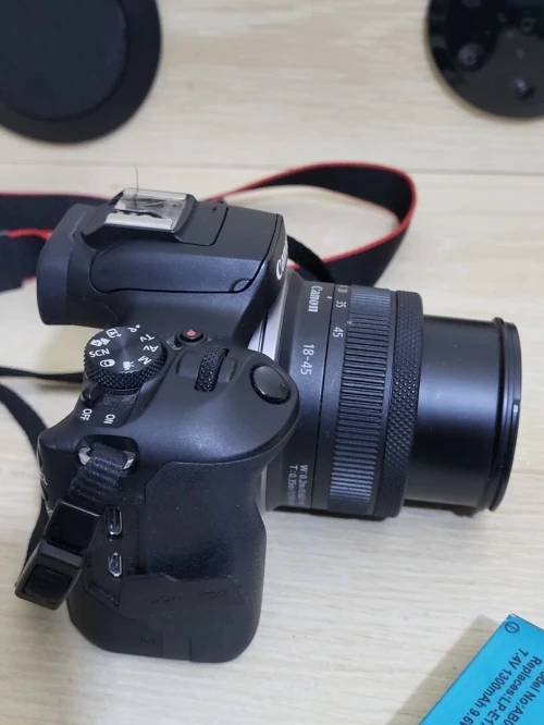 Canon EOS R100 hybride APS-C 24.1 MP - Vidéo 4K 30p - AF CMOS Dual Pixel - Viseur OLED - Wi-Fi/Bluetooth + Objectif stabilisé RF-S 18-45mm f/4.5-6.3 IS STM
