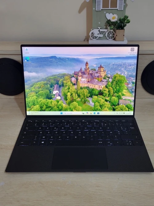 DELL XPS 9300 | CORE i7-1065G7 | 16GB RAM | 512GB NVMe SSD | INTEL IRIS XE GRAPHICS