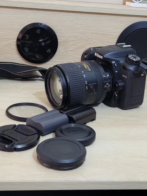Nikon D7500 DSLR Reflex APS-C DX 20.9 Mégapixels Vidéo 4K UHD + AF-S DX 18-300 mm f/3.5-6.3 G ED VR