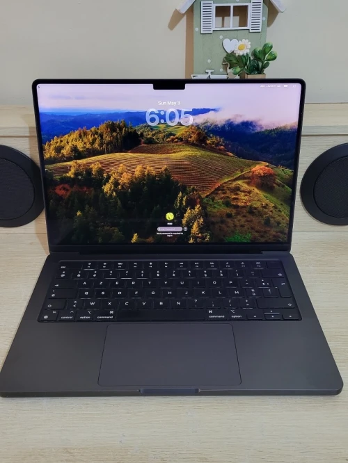 MacBook Pro M3 2024 Noir sidéral | PUCE M3 11 CORE | GPU 14 CORE | 18GB RAM | 512GB SSD | CYCLES 240 | CAPACITÉ BATTERIE 88%