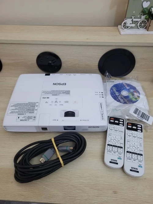 EPSON EB1751 PROJECTEUR 3LCD - PORTABLE - 2600 LUMENS - XGA (1024 x 768) - 4:3 + 2 TÉLÉCOMMANDES
