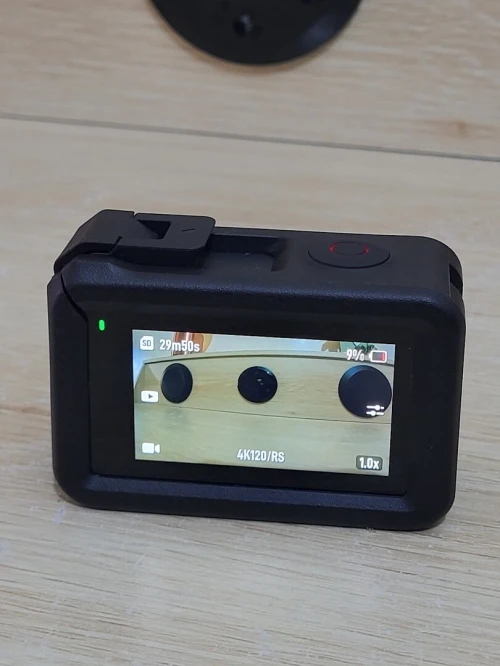 DJI Osmo Action 4 - Caméra d'Action étanche 4K/120 FPS Images saisissantes en Basse lumière 1770mAh