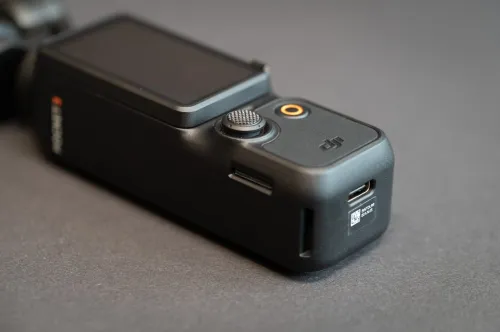DJI Osmo Pocket 3 Créateur Combo Bundle, camera vlog CMOS 1'' et Vidéo 4K/120 ips, digital et petite, Stabilisation à 3 axes, Suivi Facial/Objet, MAP rapide, avec Micro pour un Son net
