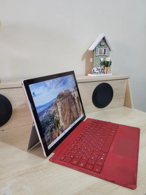 Microsoft Surface Pro 4 | INTEL CORE i7 6650U | 8GB RAM | 256 SSD | INTEL IRIS GRAPHICS