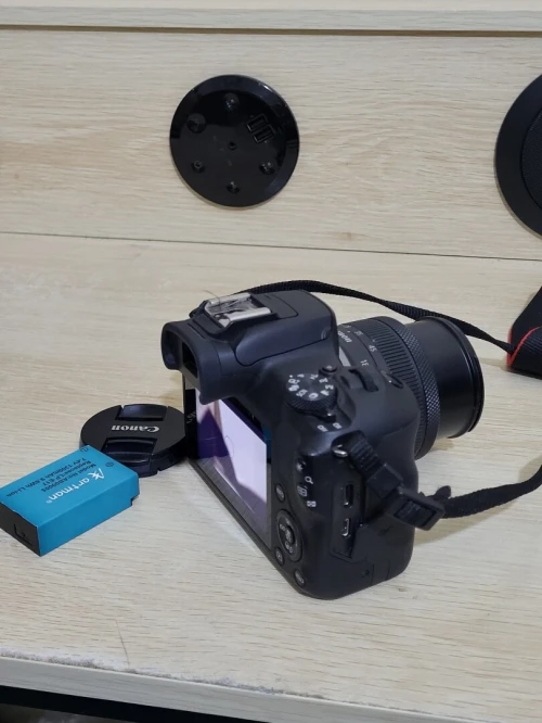 Canon EOS R100 hybride APS-C 24.1 MP - Vidéo 4K 30p - AF CMOS Dual Pixel - Viseur OLED - Wi-Fi/Bluetooth + Objectif stabilisé RF-S 18-45mm f/4.5-6.3 IS STM