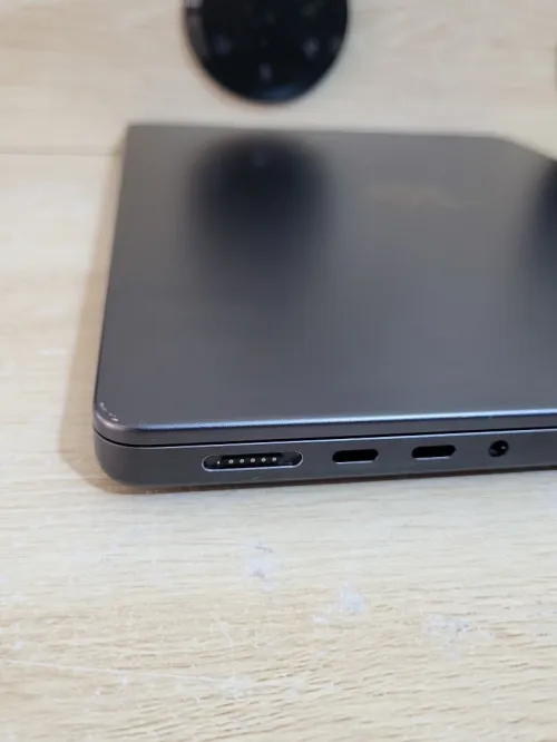MacBook Pro M4 2024 Noir sidéral | PUCE M4 10 CORE | GPU 10 CORE | 16GB RAM | 512GB SSD | CYCLES 141 | CAPACITÉ BATTERIE 98%