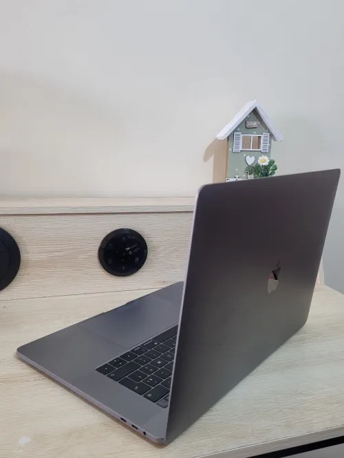 MacBook Pro 16" 2019 | INTEL CORE i7 | 16GB RAM | RADEON PRO 555X 4GB | 256GB NVMe SSD | WORKSATION
