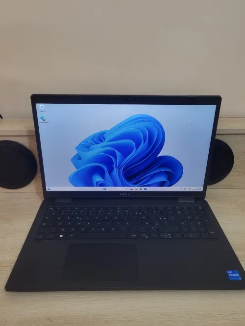DELL LATITUDE 3520 15.6'' FHD | INTEL CORE i5 1135G7 | 8GB RAM | 256GB SSD | INTEL IRIS XE GRAPHICS