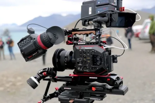 CAMERA PROFESSIONNELLE PANASONIC EVA1 CAPTEUR SUPER 35mm 5.7K 5720 x 3016 VIDEO 4K DE QUALITE CINEMA