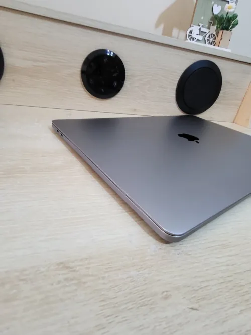 MacBook Pro 16" 2019 | CORE i7 | 16GB RAM | AMD RADEON PRO 555X 4GB | 256GB SSD | GAMME Workstation