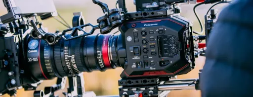 CAMERA PROFESSIONNELLE PANASONIC EVA1 CAPTEUR SUPER 35mm 5.7K 5720 x 3016 VIDEO 4K DE QUALITE CINEMA