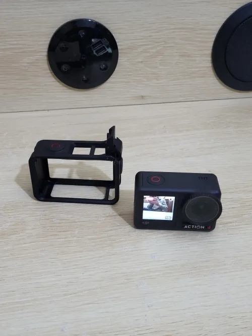DJI Osmo Action 4 - Caméra d'Action étanche 4K/120 FPS Images saisissantes en Basse lumière 1770mAh