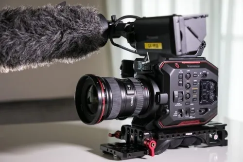 CAMERA PROFESSIONNELLE PANASONIC EVA1 CAPTEUR SUPER 35mm 5.7K 5720 X 3016 VIDEO 4K DE QUALITE CINEMA