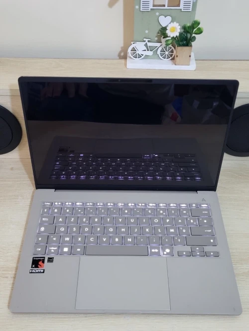 Asus ZenBook A14 14" OLED Full HD+ | Snapdragon X X1-26-100 | 16GB RAM | 512GB NVMe SSD | Qualcomm Adreno x1-45 GPU