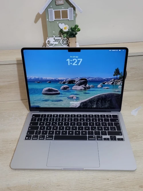 MacBook Air M4 2024 Argent | PUCE M4 8 CORE | GPU 8 CORE | 16GB RAM | 256GB SSD | CYCLES 57 | CAPACITÉ  BATTERIE 100%