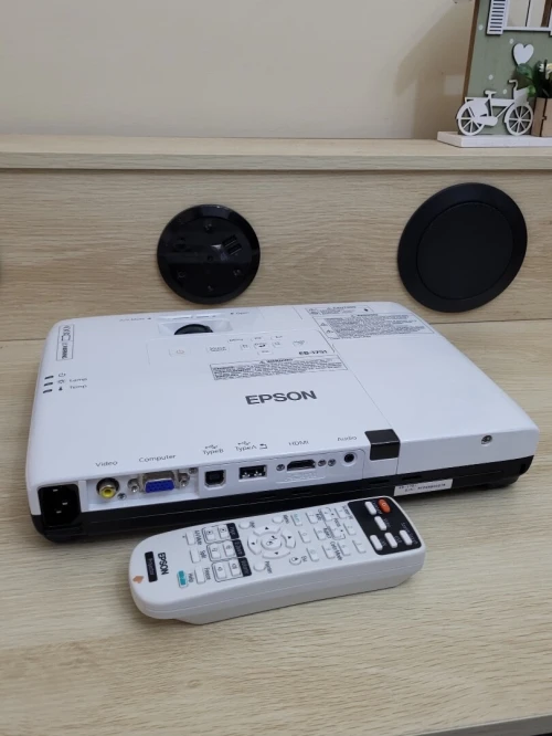 EPSON EB1751 PROJECTEUR 3LCD - PORTABLE - 2600 LUMENS - XGA (1024 x 768) - 4:3 + 2 TÉLÉCOMMANDES