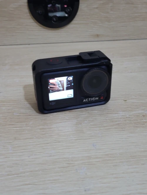 DJI Osmo Action 4 - Caméra d'Action étanche 4K/120 FPS Images saisissantes en Basse lumière 1770mAh