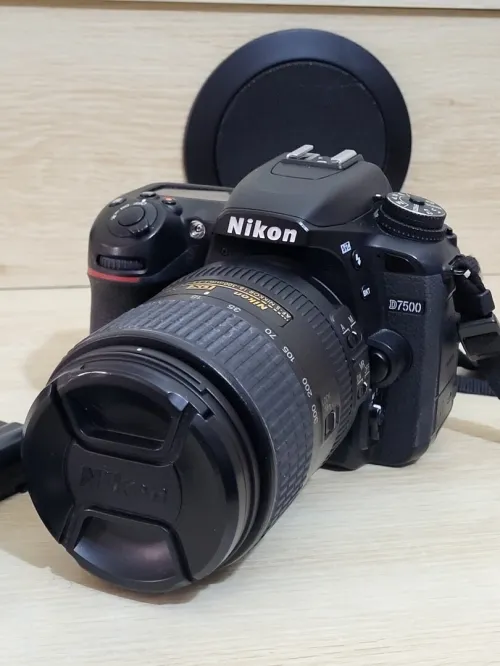 Nikon D7500 DSLR Reflex APS-C DX 20.9 Mégapixels Vidéo 4K UHD + AF-S DX 18-300 mm f/3.5-6.3 G ED VR