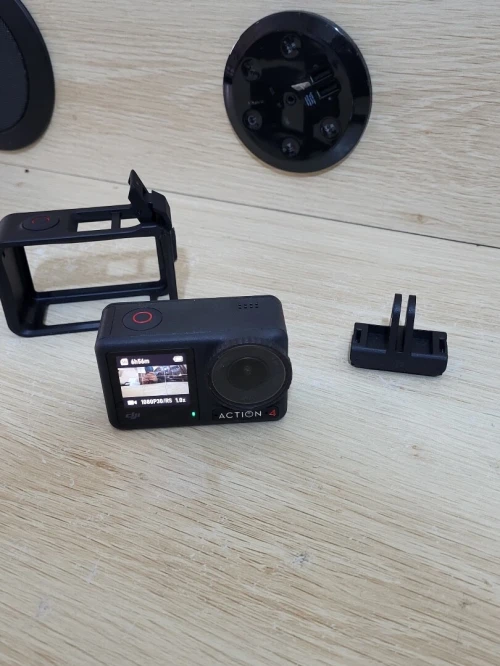 DJI Osmo Action 4 - Caméra d'Action étanche 4K/120 FPS Images saisissantes en Basse lumière 1770mAh